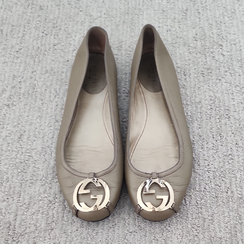 Gucci Women's Beige Ballet Flats with Gold Logo
